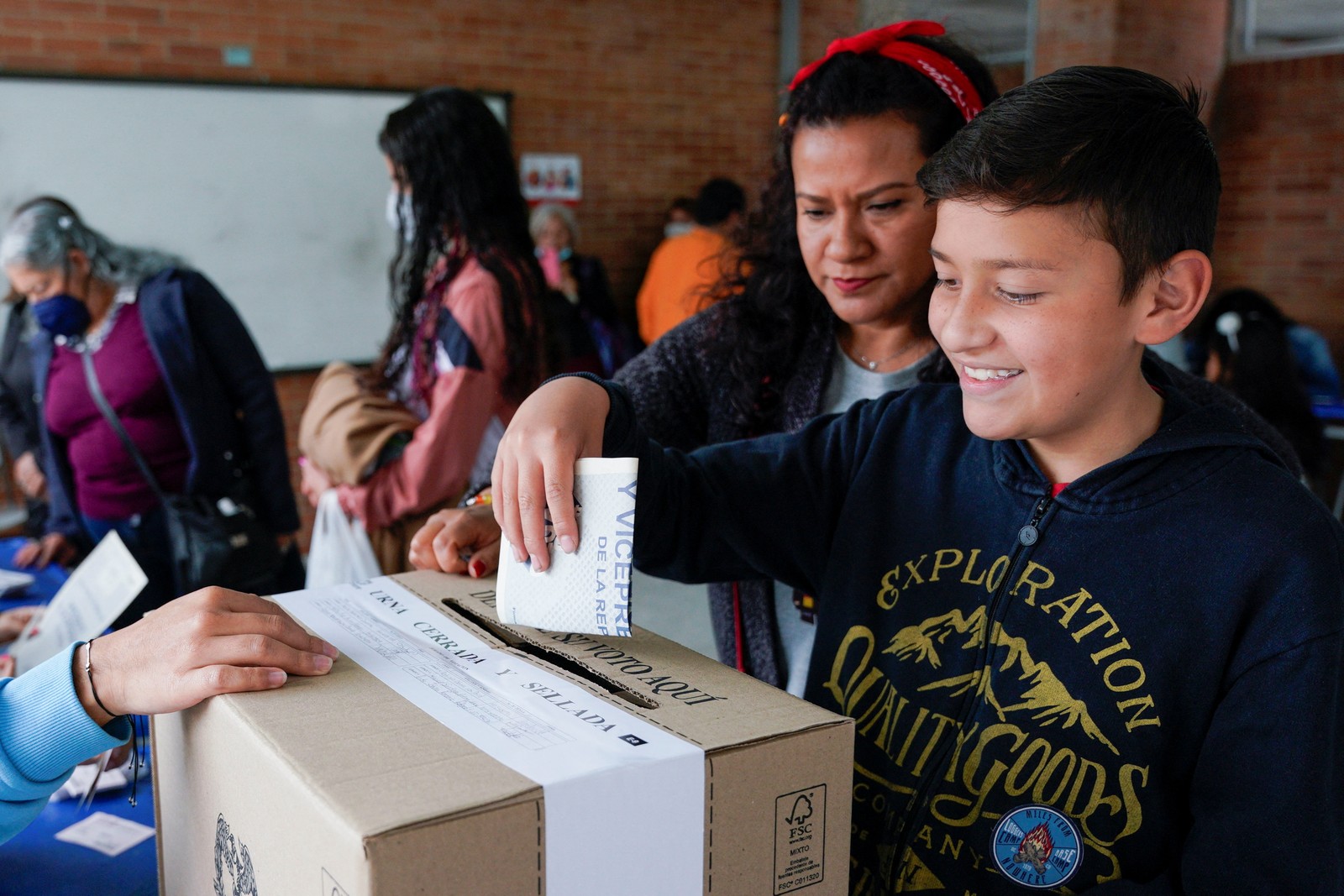 Jovem lança voto em uma seção na escola Jorge  Gaitán Cortés, em Bogotá — Foto: Santiago Arcos/REUTERS