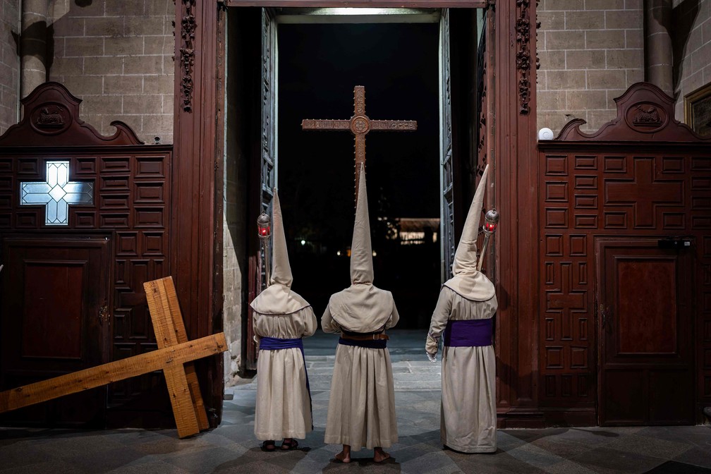 Penitentes da "Cofradia de Jesus Yacente" se preparam antes da procissão da Semana Santa na cidade de Zamora, no noroeste da Espanha — Foto: Cesar Manso/ATR/AFP