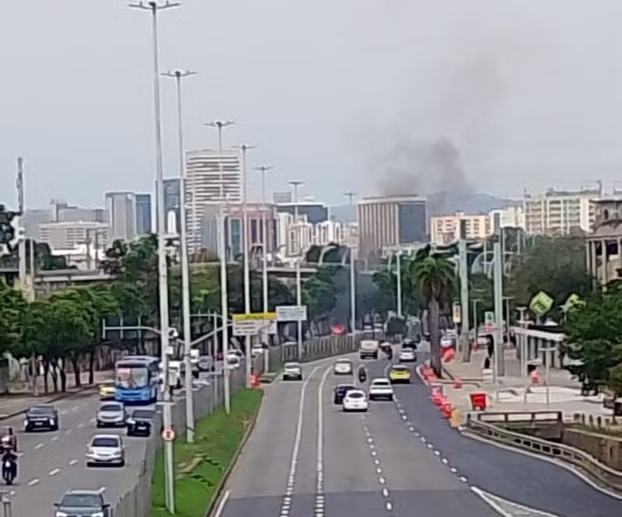 Carro pega fogo próximo ao Maracanã e interdita duas faixas da Avenida Rei Pelé
