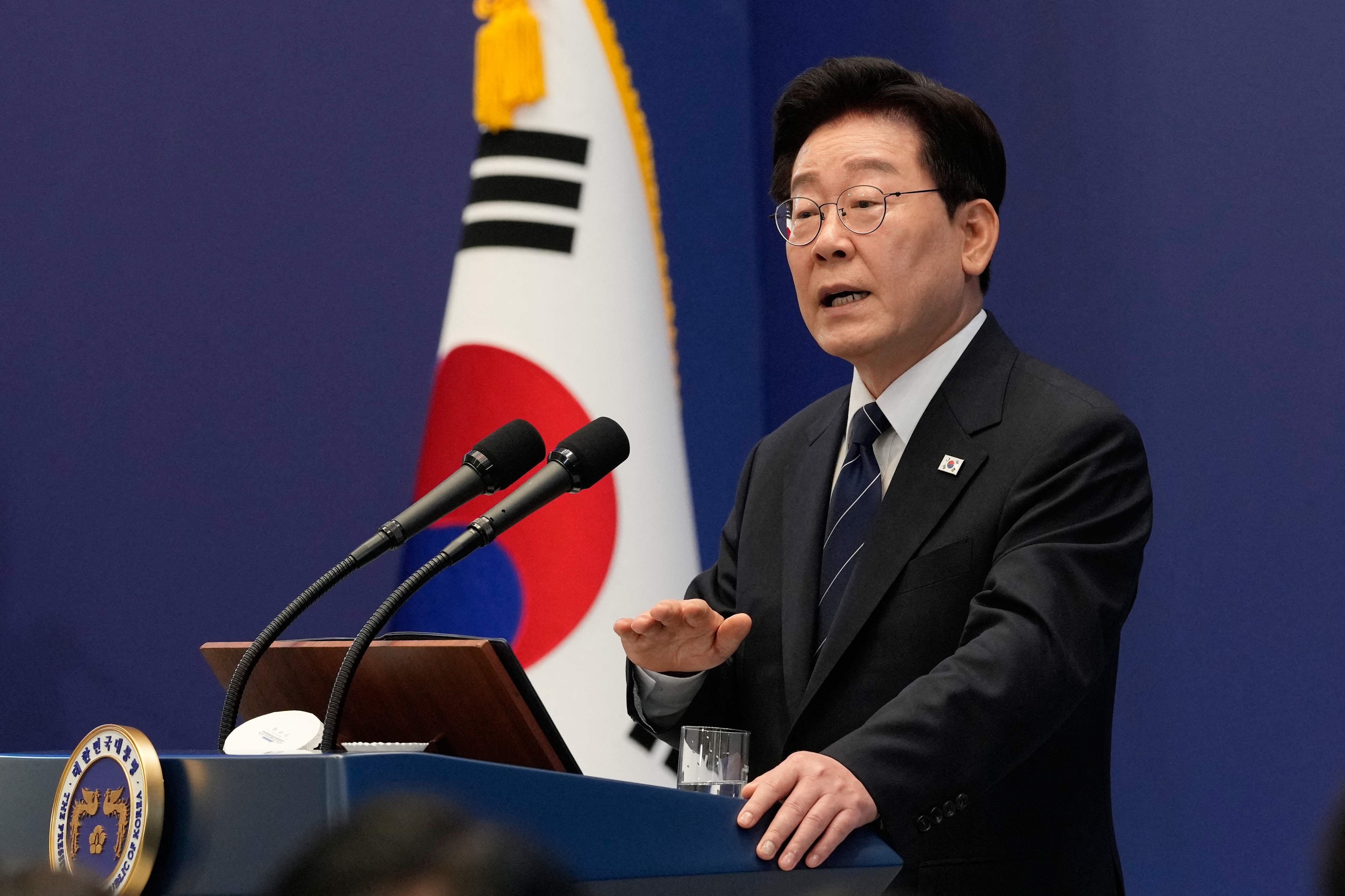 Presidente sul-coreano propõe alívio de sanções contra Coreia do Norte em troca de congelamento de programa nuclear - Foto