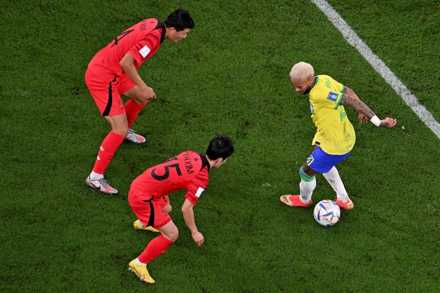 Neymar tenta vencer dois marcadores na partida contra a Coreia do Sul