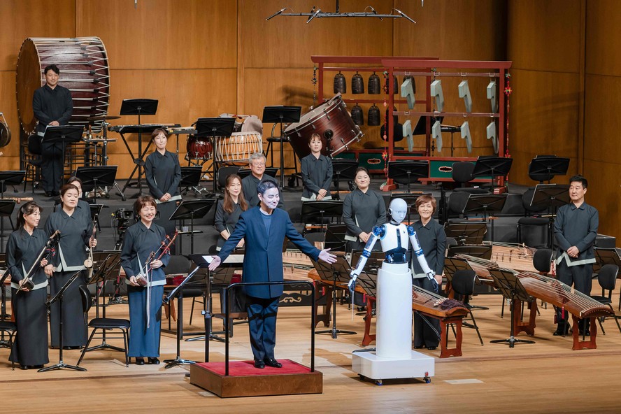 Robô maestro conduz orquestra na Coreia do Sul pela primeira