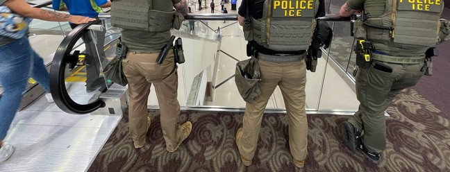 Agentes no embarque do Aeroporto Internacional Hartsfield-Jackson de Atlanta — Foto: John Falchetto / AFP