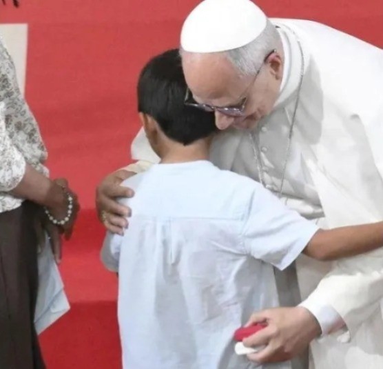 Menino de 6 anos questiona Papa Leão XIV sobre desigualdade,