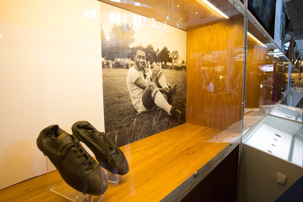 Um dos primeiros pares de chuteiras usadas por Pelé, exposto no museu dedicado ao ex-jogador em Santos — Foto: Reprodução / Wikimedia Commons
