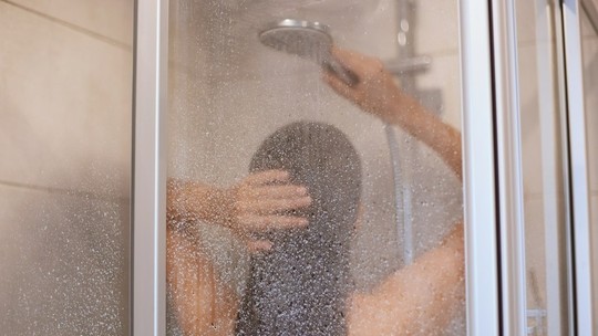 Médico explica o motivo bizarro pelo qual as mulheres preferem banhos mais quentes do que os homens