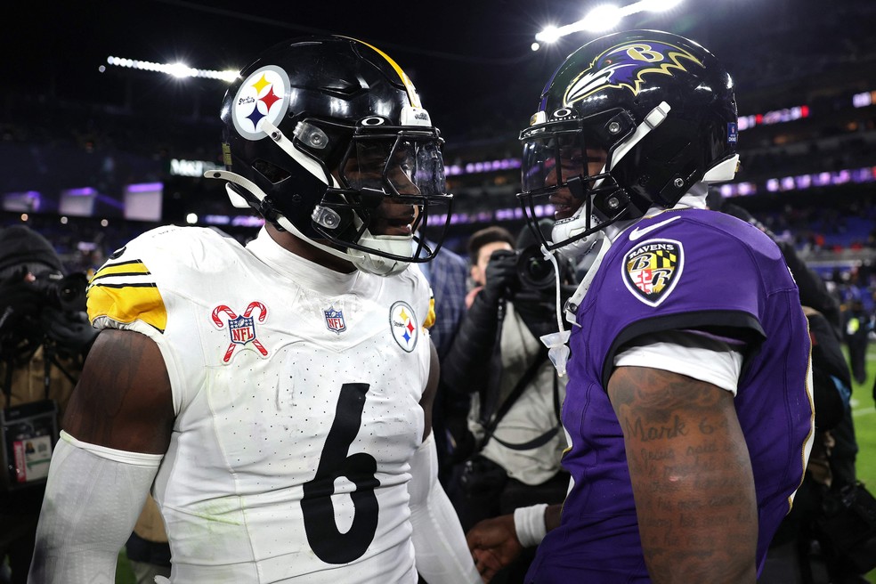 Patrick Quinn (zagueiro) do Pittsburgh Steelers e Lamar Jackson (quarterback) do Baltimore Ravens, no último confronto entre as duas equipes – Imagem: Patrick Smith/Getty Images North America/Getty Images via AFP