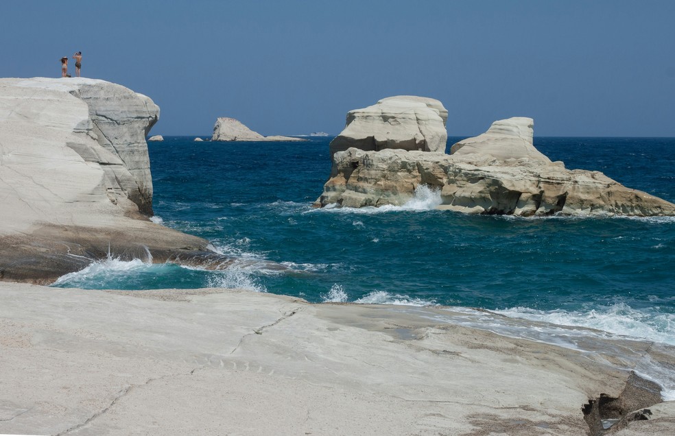 Com suas formações rochosas brancas, de origem vulcânica, a Praia de Sarakiniko, na Ilha de Milos, na Grécia, foi escolhida como um dos cenários do filme'Bugonia' — Foto: Reprodução/Miguel Baixauli/Unsplash