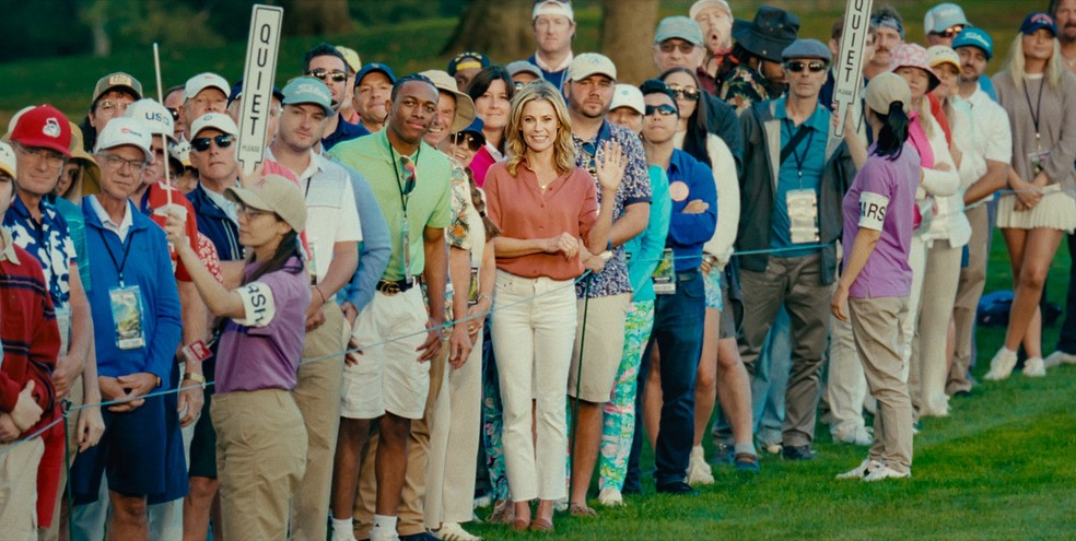 Julie Bowen (de vermelho) como Virginia Venit em 'Um maluco no golfe 2' — Foto: Divulgação/Netflix/Scott Yamano