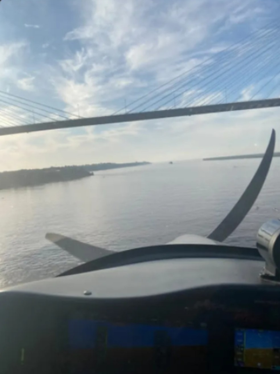 Piloto realizou manobra proibida e passou com avião embaixo de ponte na Argentina — Foto: Reprodução Redes Sociais