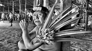 Registro de Sebastião Salgado da etnia ianomâmi, na Amazônia, em 2014 — Foto: Agência O Globo/Sebastião Salgado
