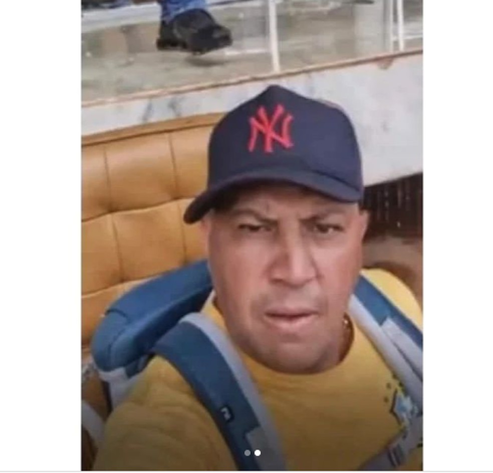 Aildo Francisco Lima, mais conhecido com Bahia, sentado na cadeira de Alexandre de Moraes durante ataques golpistas do 8 de janeiro — Foto: Reprodução/Instagram