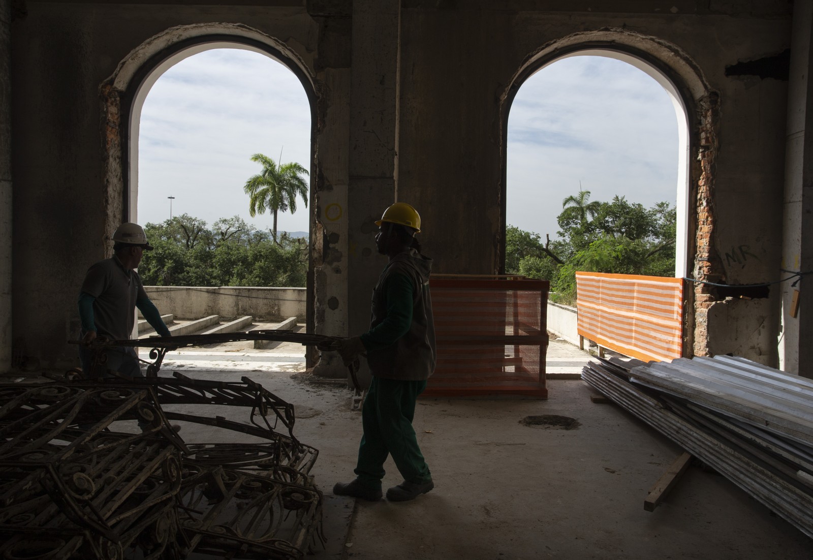 Dentro do Glória, num cenário de destruição, pilares da época de construção se misturam com outros da obra anterior e novos — Foto: Marcia Foletto / Agência O Globo
