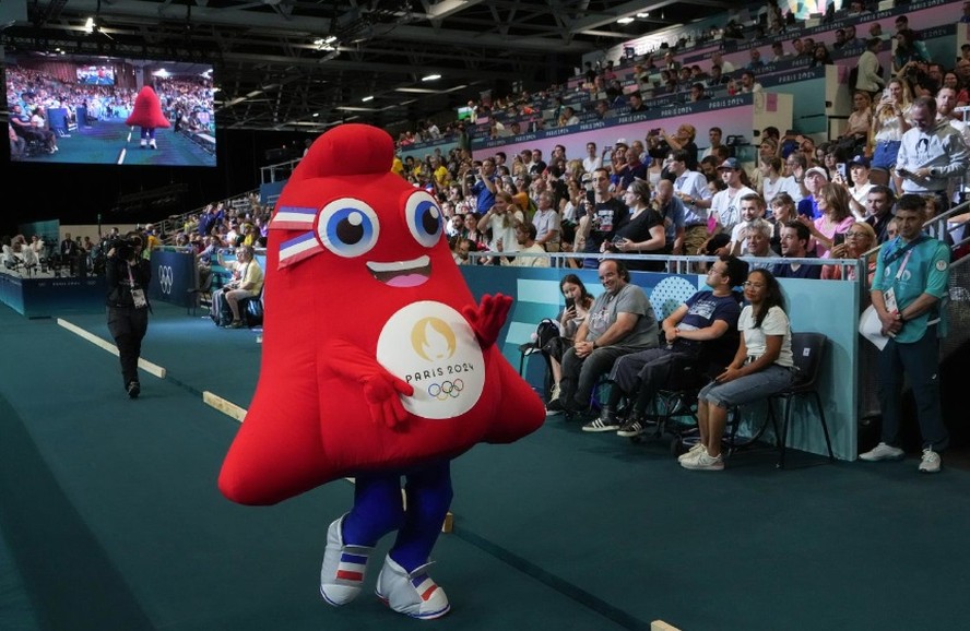 Phryge, a mascote dos Jogos Olímpicos de Paris, acena aos espectadores durante um jogo de handebol feminino entre o Brasil e a Espanha na Arena Sul de Paris, durante os Jogos Olímpicos de 2024
