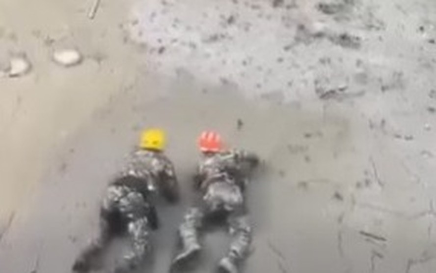 Equipes do Nepal resgatam pessoas presas em túnel após enchente