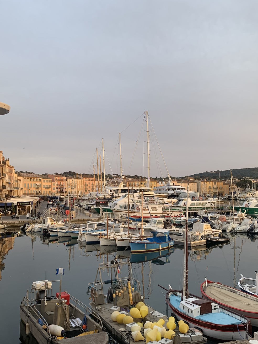 Barcos parados na marina de Saint-Tropez, uma das cidades mais conhecidas e glamourosas da Côte d'Azur — Foto: Fabiana Gabriel