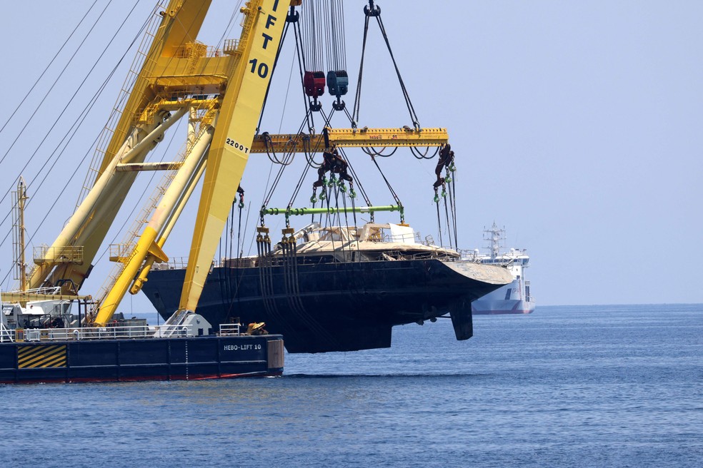 Bayesian é içado do fundo mar, na Itália — Foto: AFP