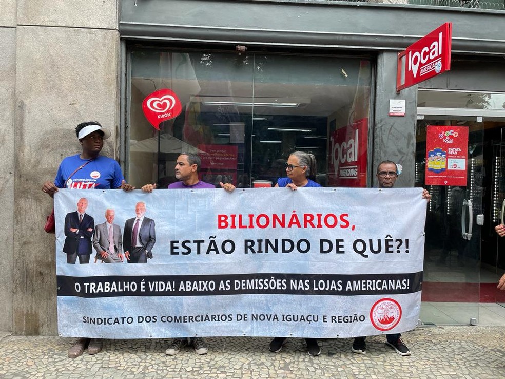 Representantes de centrais sindicais fazem protesto no Centro do Rio contra a Americanas — Foto: Fábio Rossi