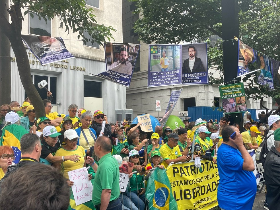 Manifestantes do ato com Bolsonaro na Avenida Paulista criam "Farol de Mártires", com descrição dos investigados em inglês — Foto: Matheus de Souza/Agência O Globo