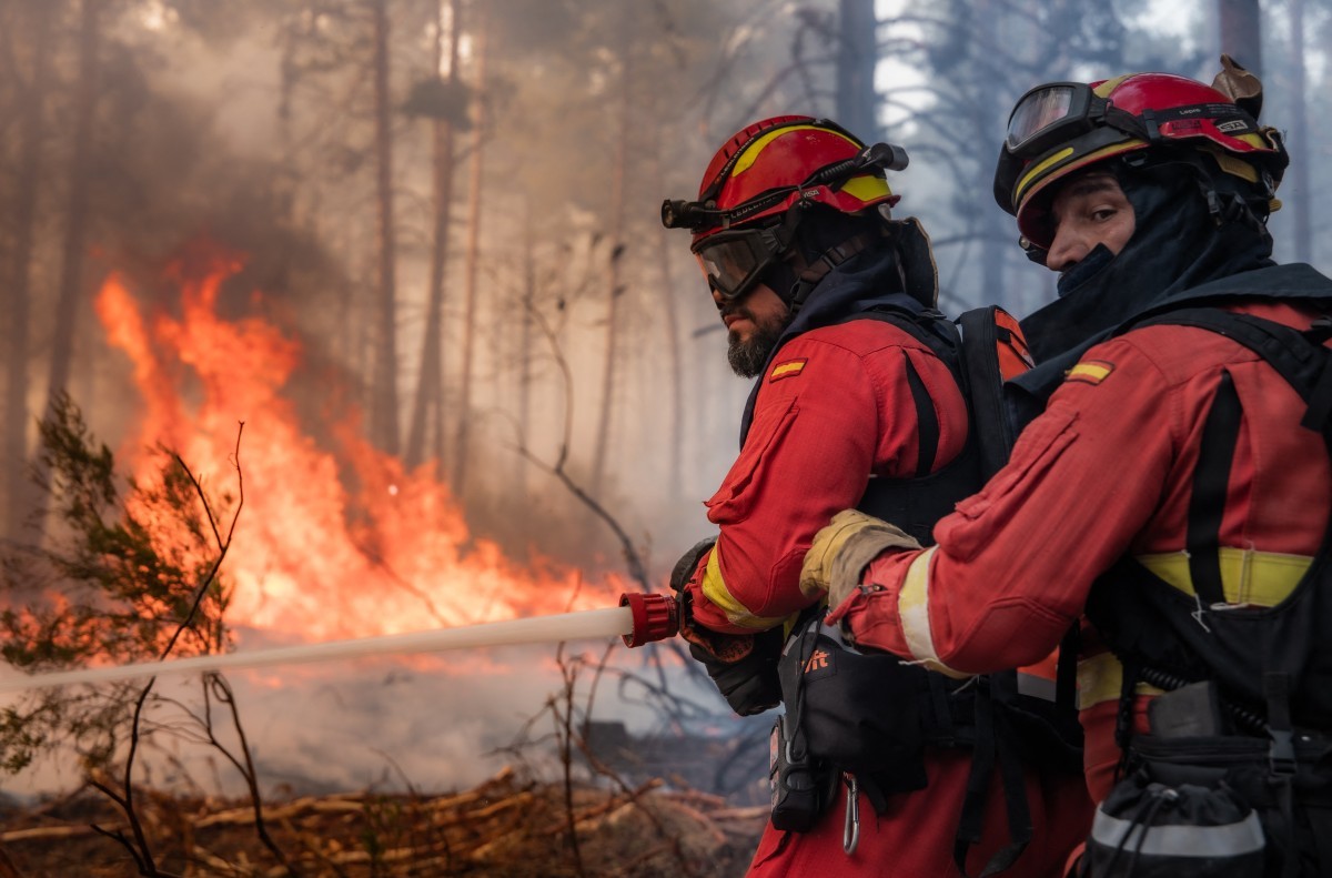 Bombeiros tentam apagar chamas em floresta em Guadalajara, 100km ao Norte de Madri &mdash; Foto: HANDOUT / UME / AFP