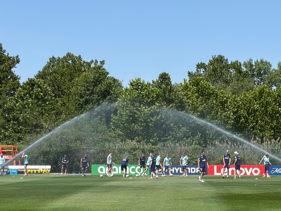 Noruega treina com sistema de irrigação ligado para amenizar — Foto: Rafael Oliveira/Agência O Globo