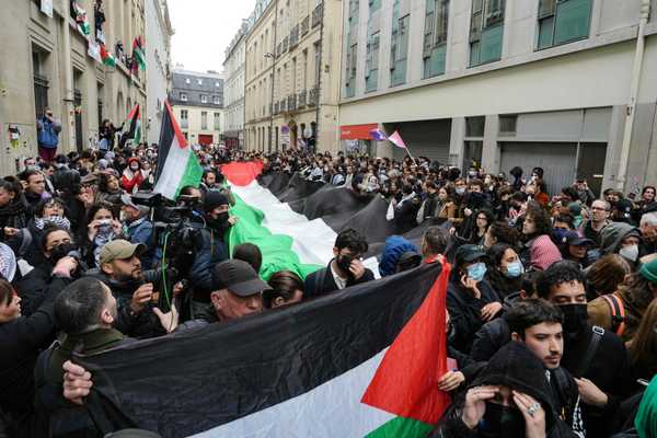 Manifestantes se reúnem em apoio aos palestinos do lado de fora de um prédio do Instituto de Estudos Políticos (Sciences Po Paris) ocupado por estudantes