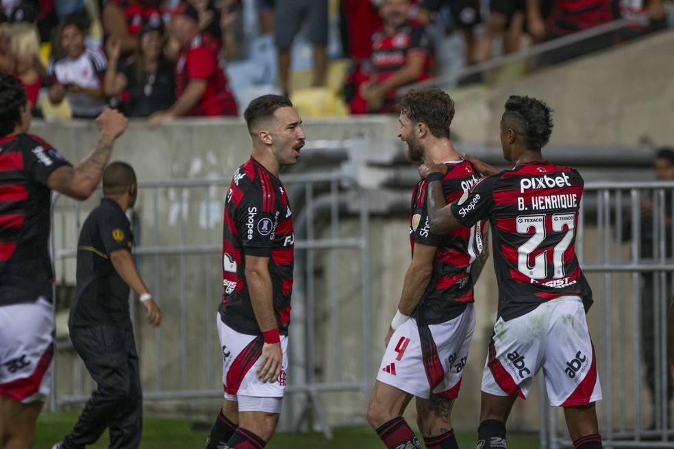 Léo Ortiz comemora gol de Léo Pereira em Flamengo x Táchira — Foto: Guito Moreto/Agência O Globo