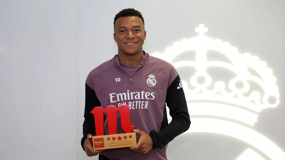 Mbappé recebe o prêmio de melhor jogador do Real Madrid na temporada — Foto: Pedro Castillo / Real Madrid