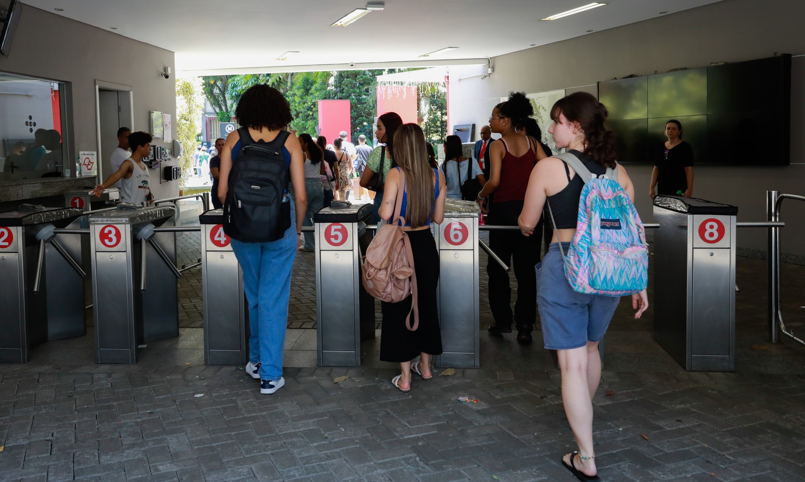 Candidatos chegam à Faculdade Mackenzie para segundo dia de provas do ENEM — Foto: Edilson Dantas/Agência O Globo