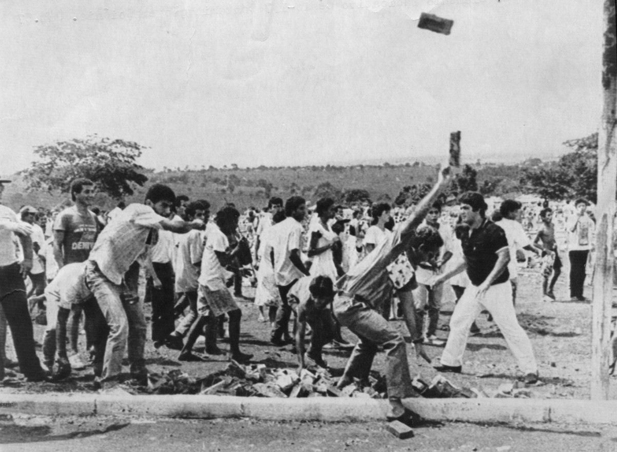 Lençóis de chumbo, caixão de 600kg e tumulto: como foi o enterro das vítimas do Césio 137, tema de 'Emergência radioativa'