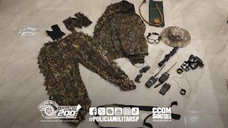 Os agentes apreenderam uniformes camuflados, documentos falsos, uma pistola 9 mm diversas munições — Foto: Divulgação PMSP