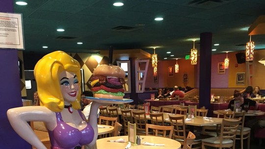 Depois de Disney e editora, restaurante com shows de drag queens processa DeSantis, republicano que desafiará Trump