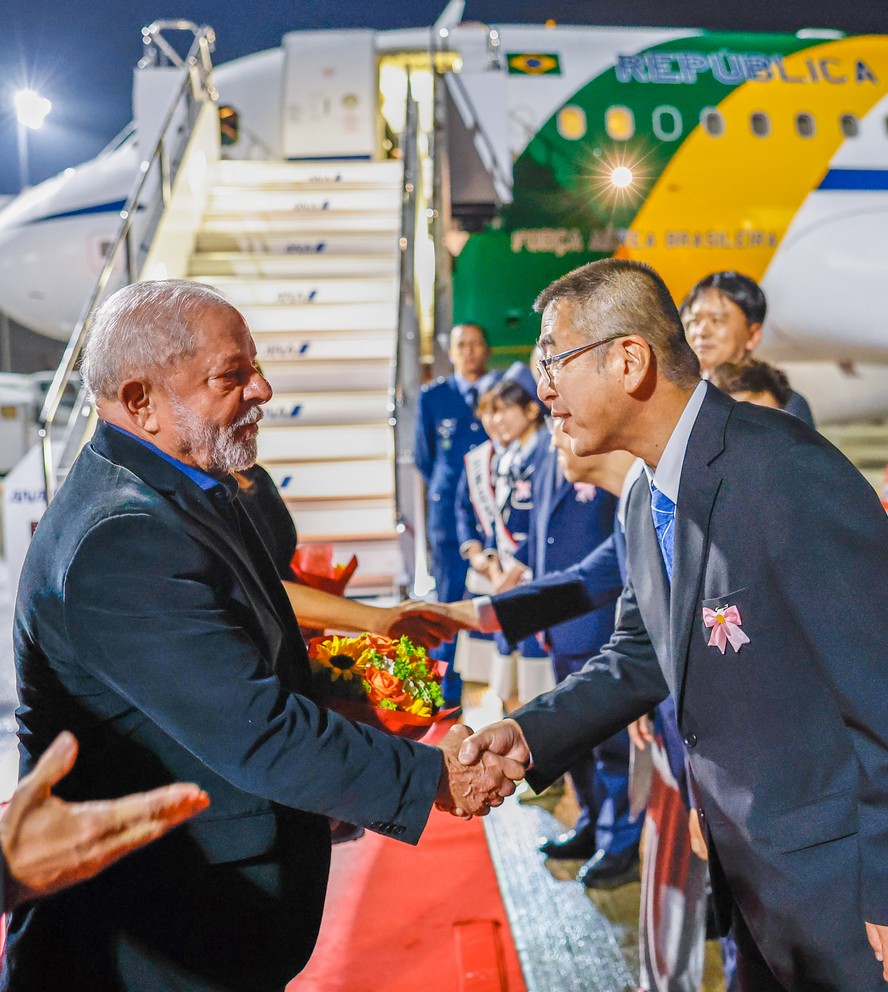 O presidente Lula sendo recebido por comitiva japonesa em Hiroshima para participar do G7