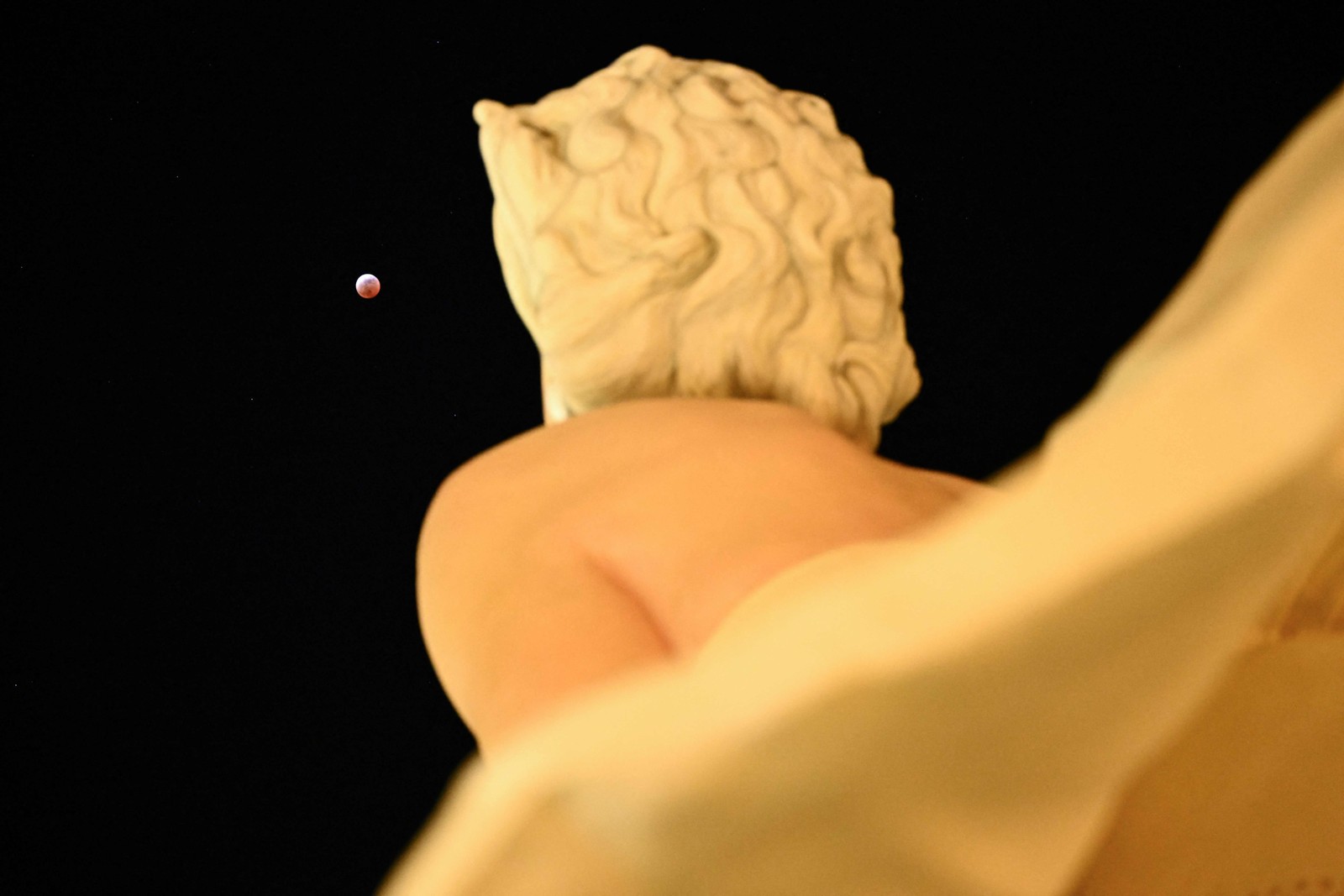 Eclipse Lunartartalévistoda Perspectiva deestátuade Marilyn Monroe, Em Palm Springs, EM 13 DeMarçode2025- Foto: Patrick T. Fallon / AFP