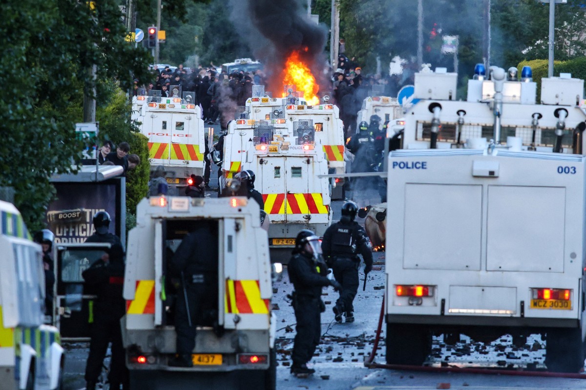 Irlanda do Norte registra segunda noite de distúrbios anti-imigração, e governo britânico denuncia ‘violência racista’
