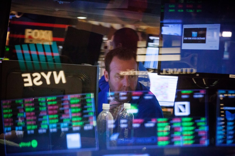 Operador na Bolsa de Nova York: investidores estrangeiros acompanham com atenção as notas de crédito das agências