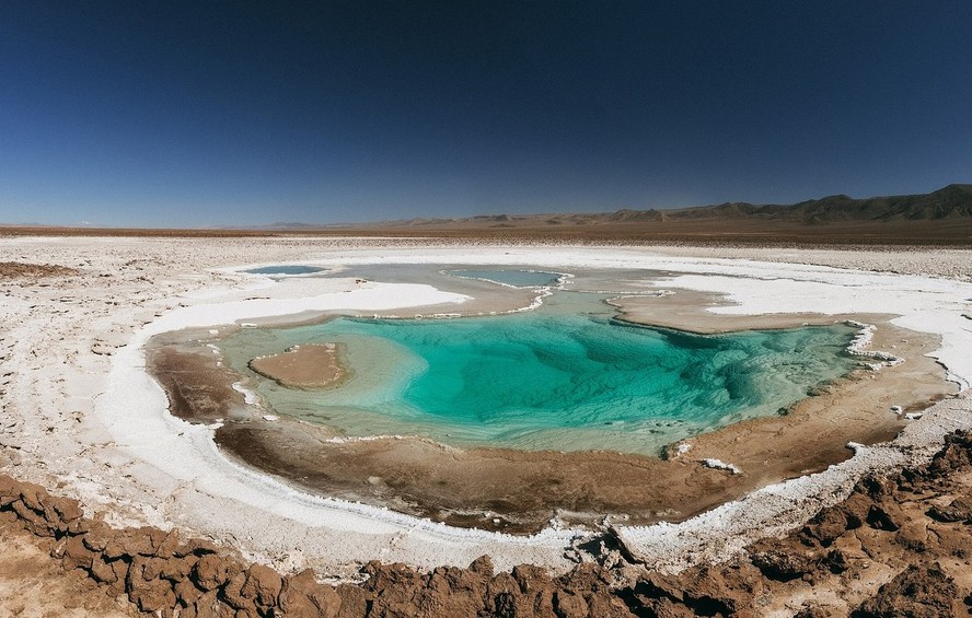 Planícies de sal reluzentes e lagoas verde-azuladas são algumas das paisagens que os hóspedes do Our Salinas Atacama podem desfrutar