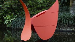 A obra 'Bent propeller' (1970), de folhas de metal, de Calder — Foto: Leo Martins 