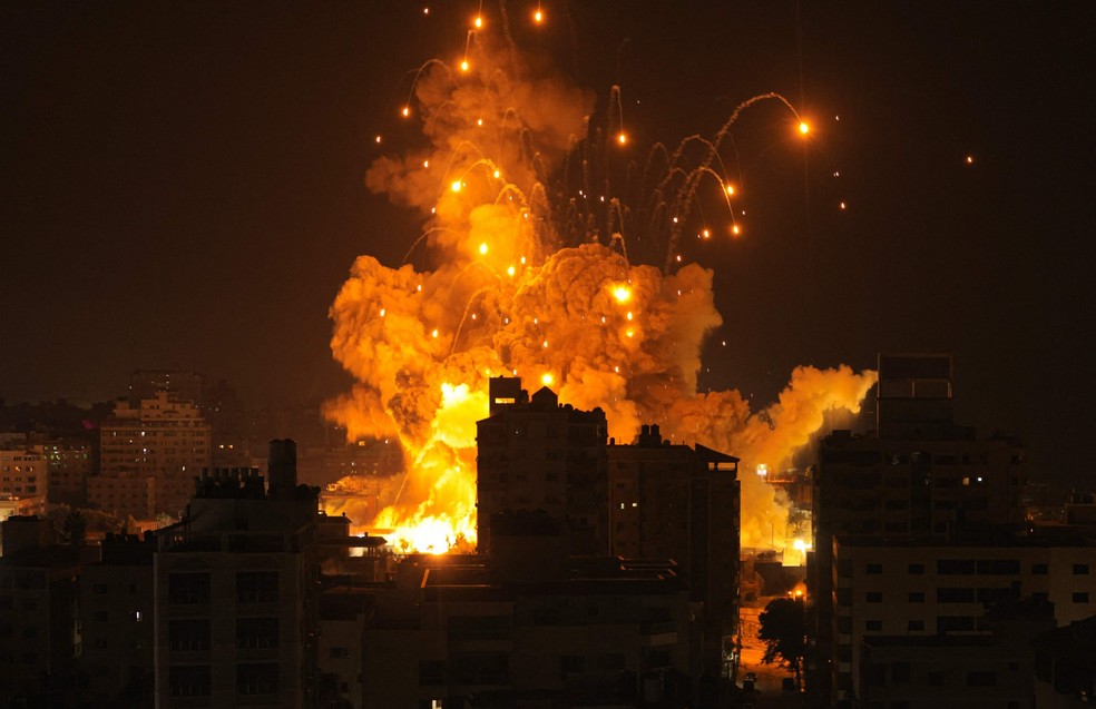 Míssil israelense explode na Cidade de Gaza — Foto: MAHMUD HAMS / AFP