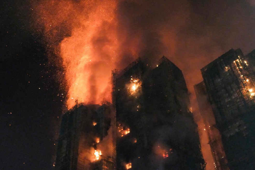 Um incêndio atingiu o Wang Fuk Court, um conjunto habitacional no distrito de Tai Po, no norte de Hong Kong — Foto: TOMMY WANG