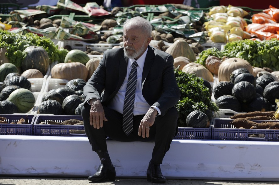 Lula na feira de produtores em frente ao Planalto, onde lançou o Plano Safra: após passar por constrangimentos em estados governados por adversários, presidente revê agenda