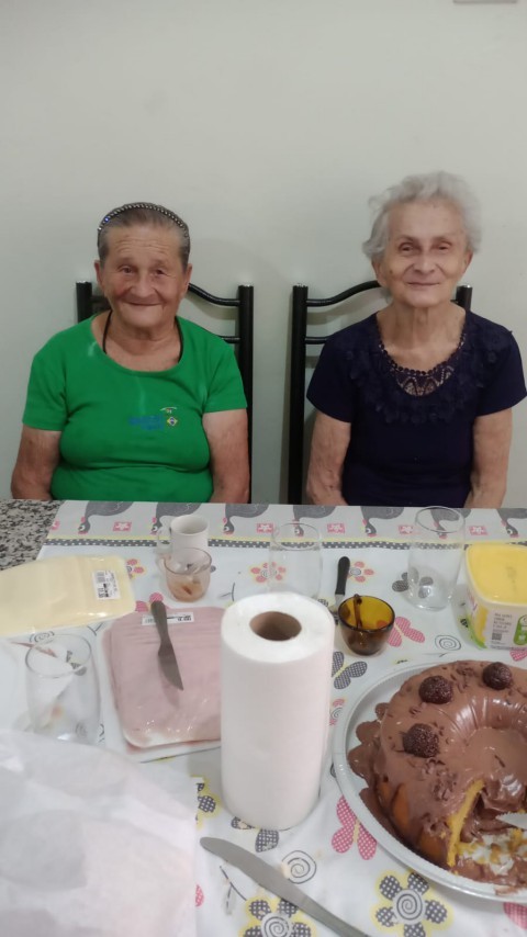 Após 63 anos sem notícias da família, a aposentada Marina Lourenço, de 84 anos, finalmente abraçou sua irmã Maria Lourenço, de 87. Foto: acervo pessoal