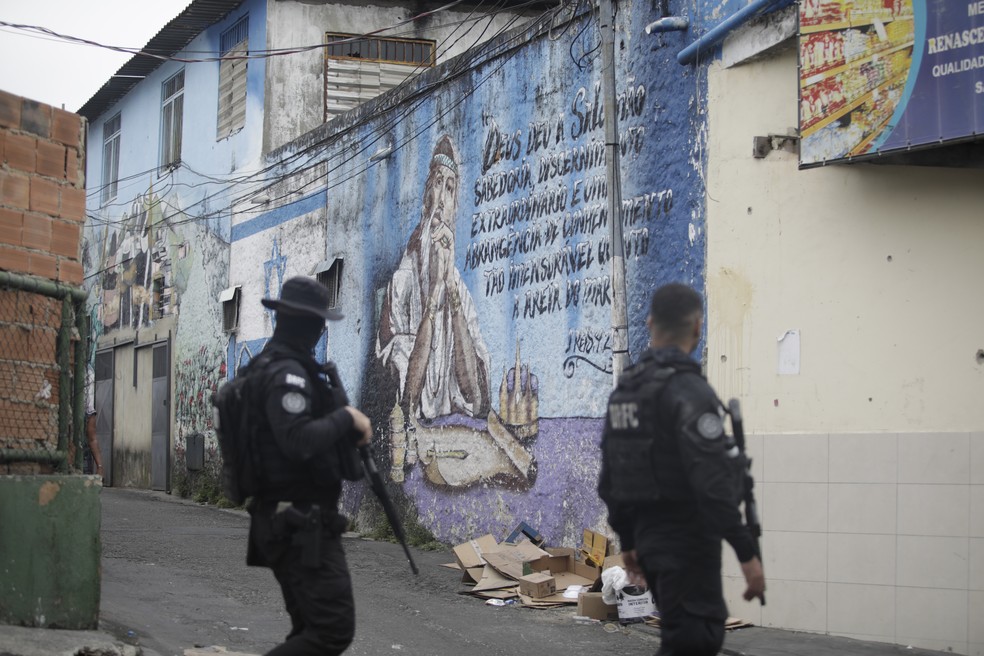 Policiais que participaram da operação em comunidades na Zona Norte do Rio — Foto: Fabiano Rocha/Agência O Globo