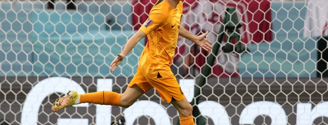Steven Berghuis comemora gol que acabou sendo anulado pelo VAR — Foto: ADRIAN DENNIS/AFP