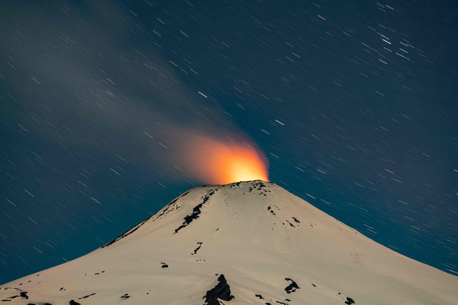 vulcão Villarrica mostra sinais de atividade, visto de Pucon, cerca de 800 quilômetros ao sul de Santiago, Chile — Foto: MARTIN BERNETTI/AFP