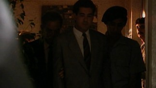 Freitas (João Camargo) se deu mal. Ele foi parar na cadeia, ao contrário do chefe, Marco Aurélio (Reginaldo Faria). Na prisão, entregou as provas que incriminavam Ivan (Antônio Fagundes) por corrupção — Foto: Reprodução/TV Globo