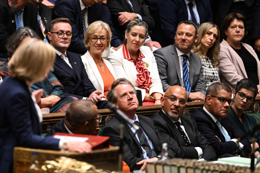 Liz Truss (E), nova premier britânica, participa de sua primeira sessão de questões no Parlamento britânico