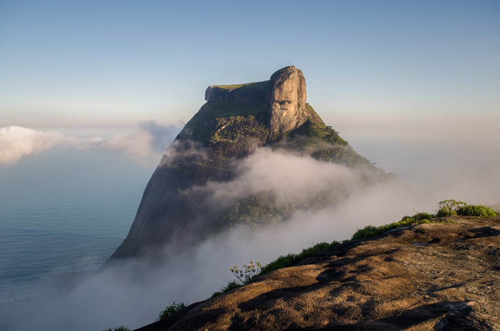 Pedra da Gávea nas nuvens: a trilha até o topo dura, em média, duas horas — Foto: Victor Marigo/02-11/2024