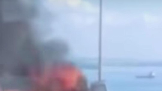 Carro pega fogo na Ponte Rio-Niterói e mobiliza equipes de emergência; veja vídeo Carro pega fogo na Ponte Rio-Niterói e mobiliza equipes de emergência; veja vídeo