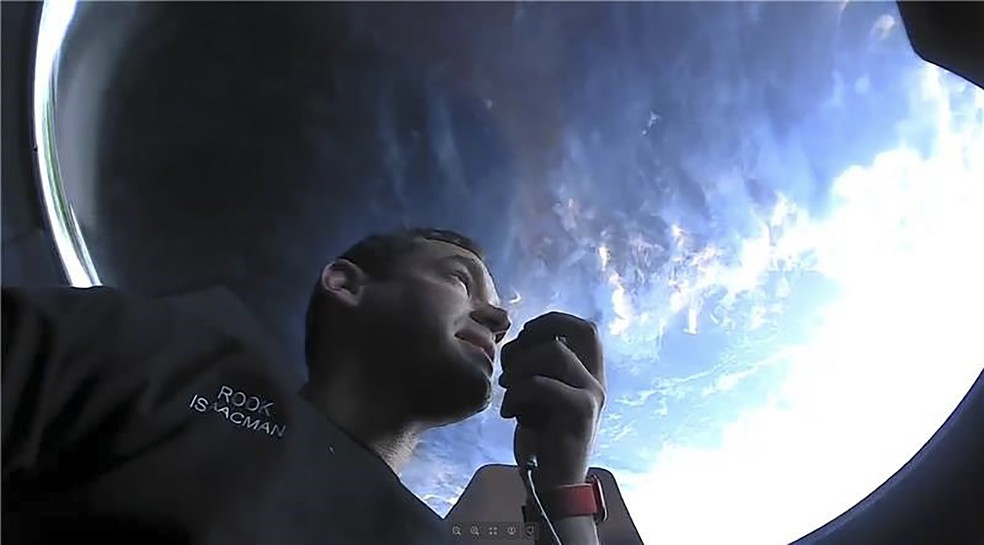 O bilionário Jared Isaacman sob a cúpula de uma cápsula Crew Dragon, da Space X, durante a missão Inspiration4, realizada em em 2021. — Foto: Divulgação/SpaceX via The New York Times